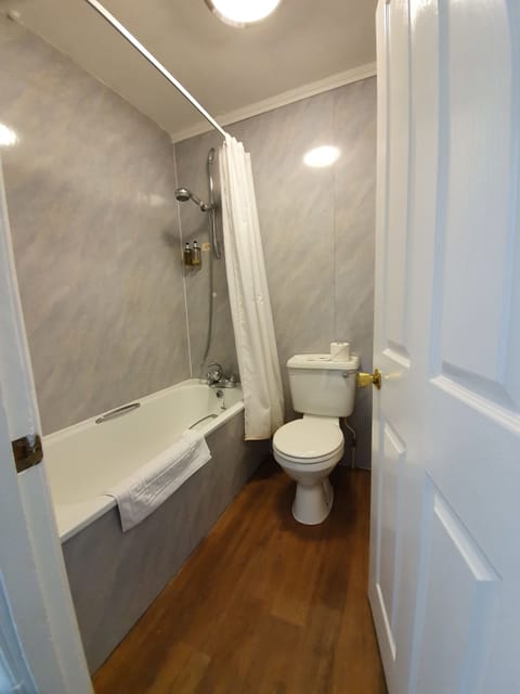 Twin Room | Bathroom | Combined shower/tub, free toiletries, hair dryer, towels