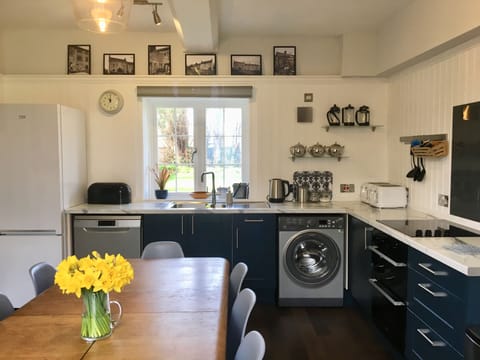 Kitchen with dining table for 10
Oven, grill, hob, microwave & dishwasher