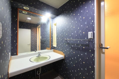 Japanese style room for 6 guests | Bathroom amenities | Separate tub and shower, free toiletries, hair dryer, slippers