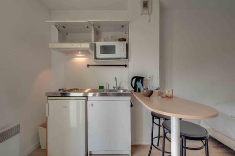 Studio | Private kitchen | Fridge, microwave, stovetop, coffee/tea maker