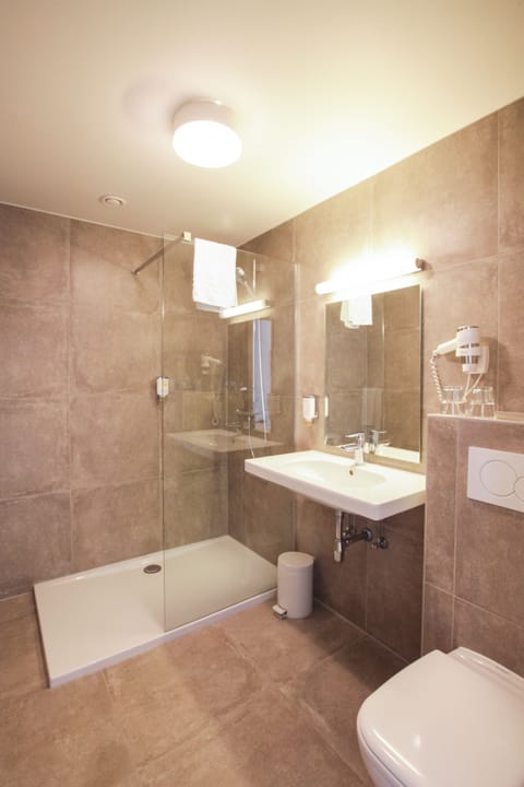 Comfort Double Room | Bathroom | Free toiletries, hair dryer, towels