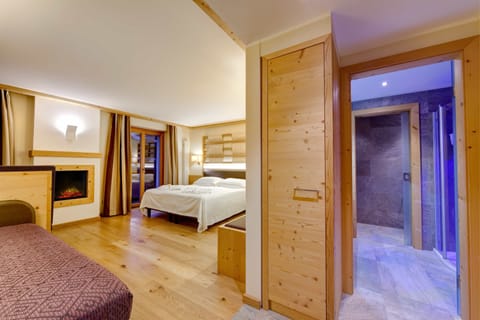 Junior Suite | Premium bedding, minibar, in-room safe, individually decorated