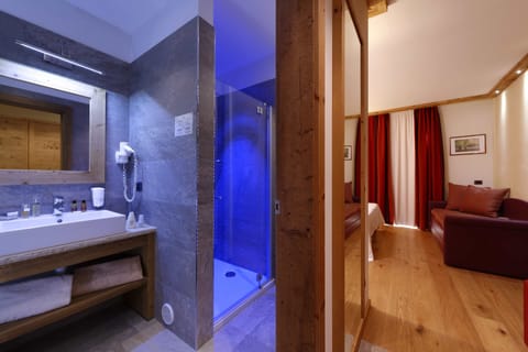 Junior Suite | Bathroom | Shower, free toiletries, hair dryer, bathrobes