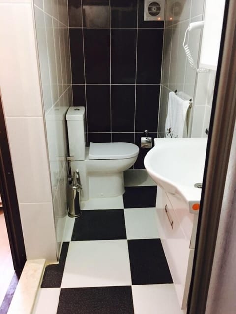 Family Room | Bathroom | Shower, free toiletries, hair dryer, bathrobes