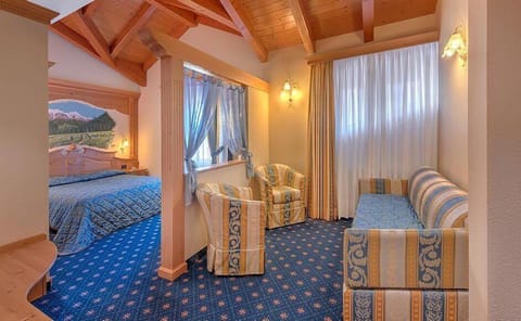 Family Room | In-room safe, desk, soundproofing, WiFi