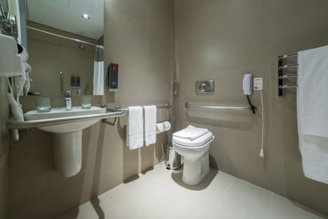 Estúdio executivo, 1 cama de casal - Adaptavél | Bathroom | Shower, eco-friendly toiletries, hair dryer, towels