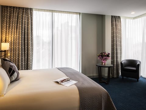 Privilege, Room, 1 King Bed | Hypo-allergenic bedding, in-room safe, desk, blackout drapes