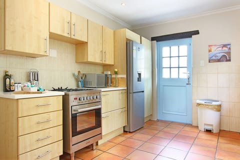 Hout Bay Beach Cottage | Microwave