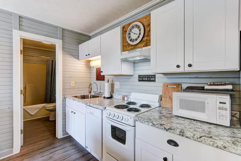 Toaster, cookware/dishes/utensils