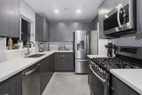 Luxury Studio Suite | Private kitchen | Fridge, microwave, oven, cookware/dishes/utensils