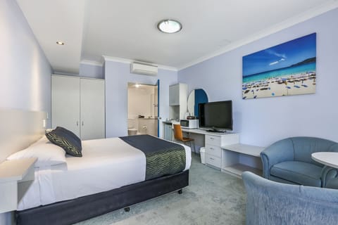 Room, 1 Double Bed, Accessible | Premium bedding, minibar, desk, laptop workspace