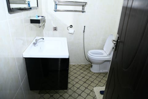 Twin Room | Bathroom | Shower, free toiletries, hair dryer, towels