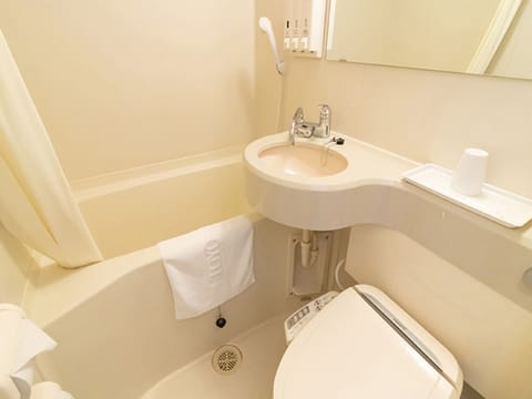 Combined shower/tub, free toiletries, hair dryer, slippers