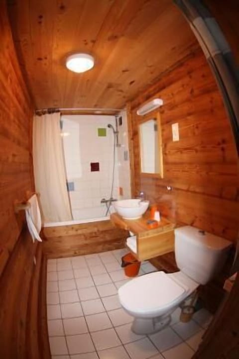 Comfort Double Room | Bathroom | Free toiletries, hair dryer, towels