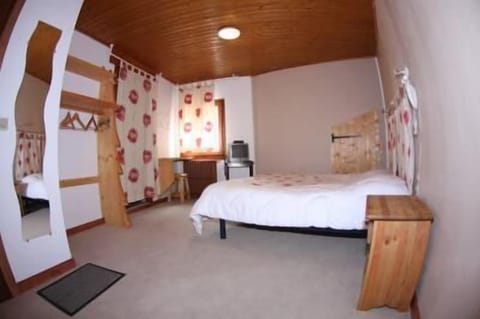 Comfort Triple Room | Individually decorated, desk, cribs/infant beds, free WiFi