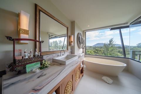 Deluxe Room | Bathroom | Separate tub and shower, deep soaking tub, free toiletries, hair dryer