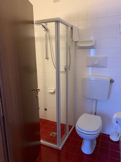 Double or Twin Room | Bathroom | Shower, free toiletries, hair dryer, bidet