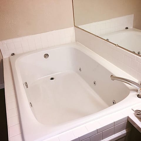 Comfort Room, 1 King Bed, Non Smoking, Jetted Tub | Bathroom | Combined shower/tub, free toiletries, towels