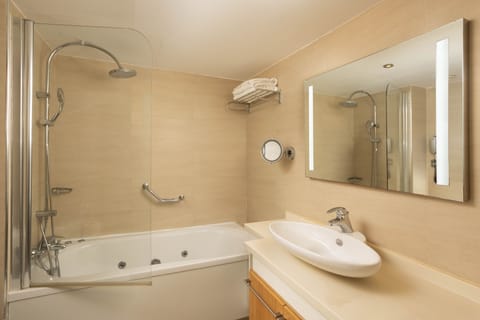 Superior Twin / Double Room Sea View | Bathroom | Free toiletries, hair dryer, bathrobes, slippers