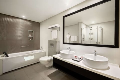 Club Suite, 3 Bedrooms, Non Smoking | Bathroom | Deep soaking tub, rainfall showerhead, designer toiletries, hair dryer