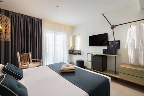 Deluxe Double Room, Balcony | Premium bedding, minibar, in-room safe, desk
