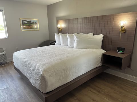 Single Room | Premium bedding, desk, blackout drapes, iron/ironing board