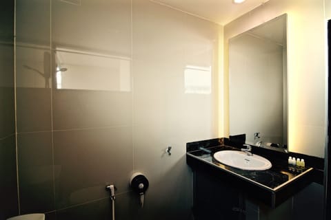 Deluxe Double Room | Bathroom | Shower, towels, soap, shampoo