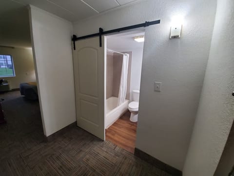 Combined shower/tub, towels, soap, shampoo