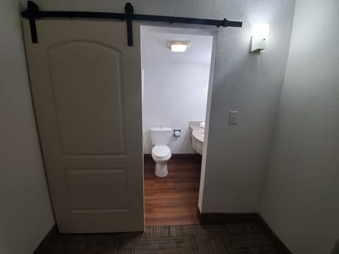 Combined shower/tub, towels, soap, shampoo