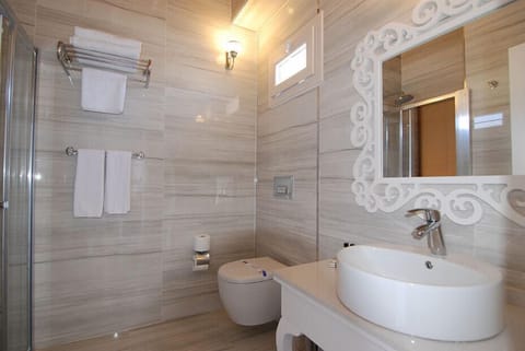 Jetted tub, free toiletries, hair dryer, slippers