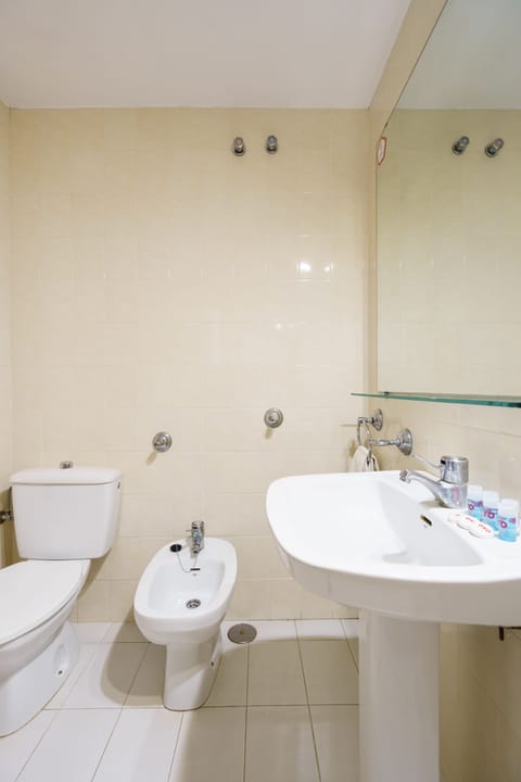 Family Room | Bathroom | Free toiletries, towels