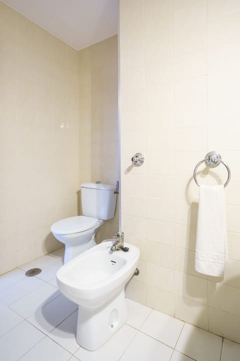 Triple Room | Bathroom | Free toiletries, towels