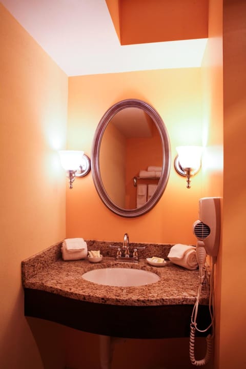 Double Room | Bathroom | Free toiletries, hair dryer, towels, soap