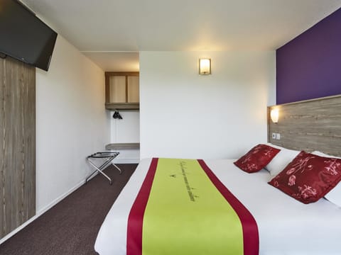Standard Room, 1 Double Bed | Desk, free cribs/infant beds, rollaway beds, free WiFi