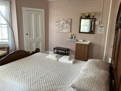 Double Room, Shared Bathroom (Room 8)