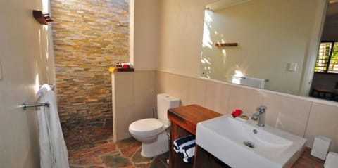 Garden Bungalow | Bathroom | Free toiletries, towels, toilet paper