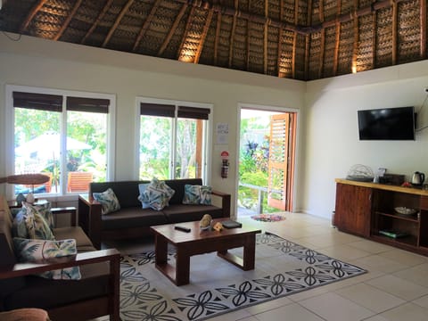 Palms Villa (Two Bedroom Beachfront) | Living area | 40-inch Smart TV with digital channels