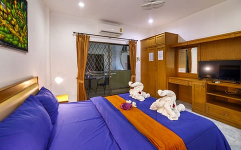 Standard with Balcony | In-room safe, desk, free WiFi, bed sheets