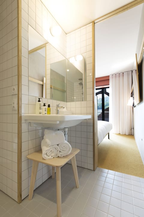 Shower, rainfall showerhead, eco-friendly toiletries, hair dryer