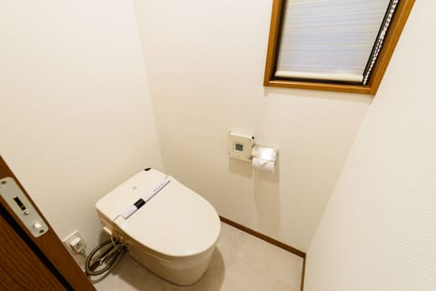 Apartment House | Bathroom | Combined shower/tub, free toiletries, hair dryer, slippers