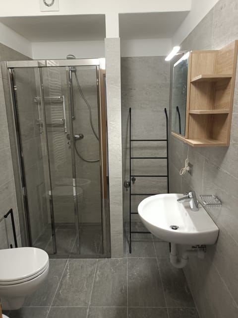 Shower, free toiletries, hair dryer, bidet