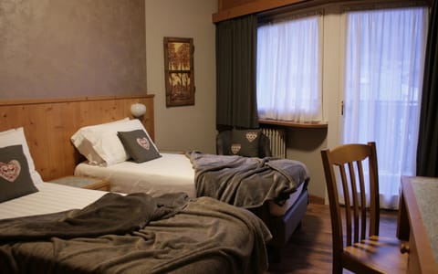 Classic Double or Twin Room | Minibar, in-room safe, desk, soundproofing