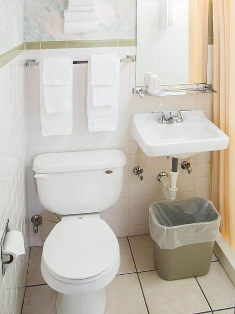 Room, 2 Queen Beds | Bathroom | Combined shower/tub, towels