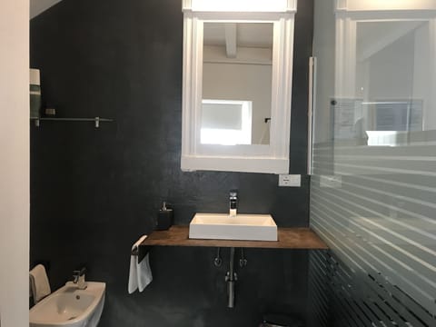 Standard Quadruple Room, Courtyard View (Camera Rosa) | Bathroom