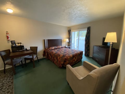 Standard Suite, 2 Queen Beds | Living area | 32-inch flat-screen TV with cable channels, TV