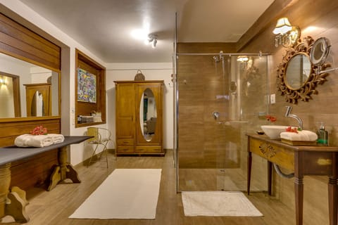 Lagoon Suite | Bathroom | Combined shower/tub, designer toiletries, towels