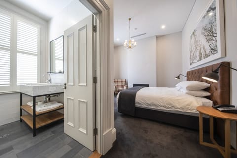 Sawyer Room | Premium bedding, free minibar, in-room safe, desk