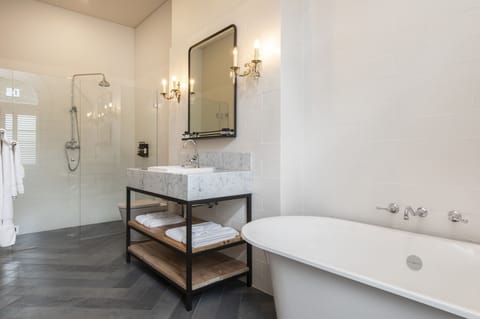 Tiers Room | Bathroom | Free toiletries, hair dryer, bathrobes, towels