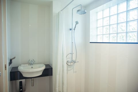 Grand Suite | Bathroom | Shower, rainfall showerhead, free toiletries, hair dryer