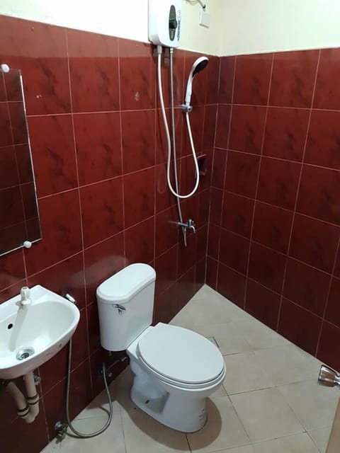 Twin Room | Bathroom | Shower, eco-friendly toiletries, slippers, bidet